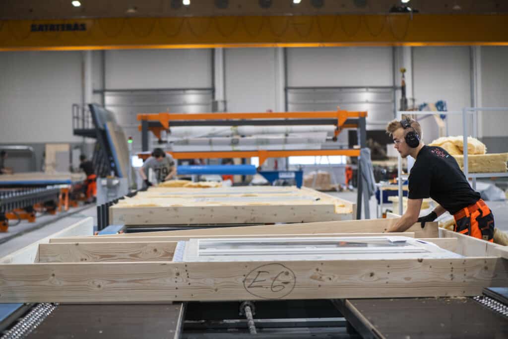 Sievi Groupin Elementtitehtaalta ikkunakarmien rakentamista.